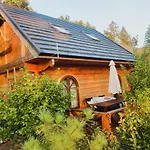Semesterbostad Woodorf Drewnem Uslane - Z Bala Nad Rzeka Slupia Wsrod Pol I Lasow Z Grillowa, Ogniskiem I Placami Zabaw Dla Dzieci -royal Red House Z Jacuzzi I Ogrodzonym Extra Ogrodkiem, Royal House - Z Extra Ogrodkiem, Bez Jacuzzi Ustka