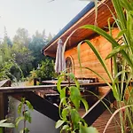 Woodorf Drewnem Uslane - Z Bala Nad Rzeka Slupia Wsrod Pol I Lasow Z Grillowa, Ogniskiem I Placami Zabaw Dla Dzieci -royal Red House Z Jacuzzi I Ogrodzonym Extra Ogrodkiem, Royal House - Z Extra Ogrodkiem, Bez Jacuzzi * Ustka