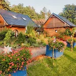 Semesterbostad Woodorf Drewnem Uslane - Z Bala Nad Rzeka Slupia Wsrod Pol I Lasow Z Grillowa, Ogniskiem I Placami Zabaw Dla Dzieci -royal Red House Z Jacuzzi I Ogrodzonym Extra Ogrodkiem, Royal House - Z Extra Ogrodkiem, Bez Jacuzzi