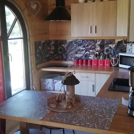 Woodorf Drewnem Usłane - Z Bala Nad Rzeką Słupią Wśród Pól I Lasów Z Chatą Grillową, Ogniskiem I Placami Zabaw Dla Dzieci -royal Red House Z Jacuzzi I Ogrodzonym Extra Ogródkiem Dla Piesków, Royal House - Bez Jacuzzi Casa de Férias
