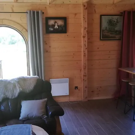 Casa de Férias Woodorf Drewnem Usłane - Z Bala Nad Rzeką Słupią Wśród Pól I Lasów Z Chatą Grillową, Ogniskiem I Placami Zabaw Dla Dzieci -royal Red House Z Jacuzzi I Ogrodzonym Extra Ogródkiem Dla Piesków, Royal House - Bez Jacuzzi Ustka