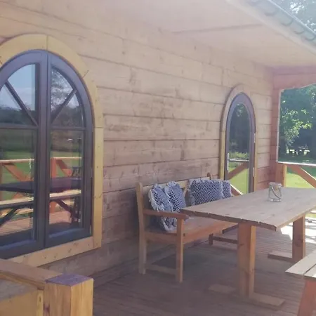 Woodorf Drewnem Usłane - Z Bala Nad Rzeką Słupią Wśród Pól I Lasów Z Chatą Grillową, Ogniskiem I Placami Zabaw Dla Dzieci -royal Red House Z Jacuzzi I Ogrodzonym Extra Ogródkiem Dla Piesków, Royal House - Bez Jacuzzi Casa de Férias Ustka