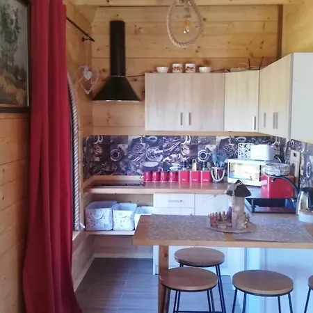 Feriehus Woodorf Drewnem Uslane - Z Bala Nad Rzeka Slupia Wsrod Pol I Lasow Z Grillowa, Ogniskiem I Placami Zabaw Dla Dzieci -royal Red House Z Jacuzzi I Ogrodzonym Extra Ogrodkiem, Royal House - Z Extra Ogrodkiem, Bez Jacuzzi *