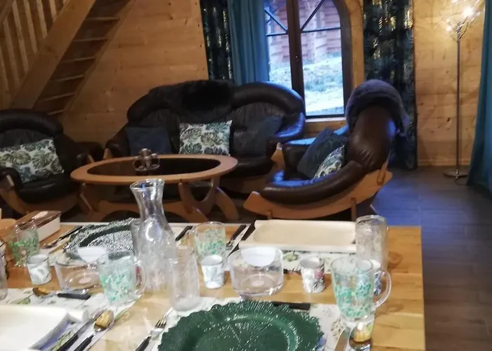 Dom wakacyjny Woodorf Drewnem Usłane - Z Bala Nad Rzeką Słupią Wśród Pól I Lasów Z Chatą Grillową, Ogniskiem I Placami Zabaw Dla Dzieci -royal Red House Z Jacuzzi I Ogrodzonym Extra Ogródkiem Dla Piesków, Royal House - Bez Jacuzzi *