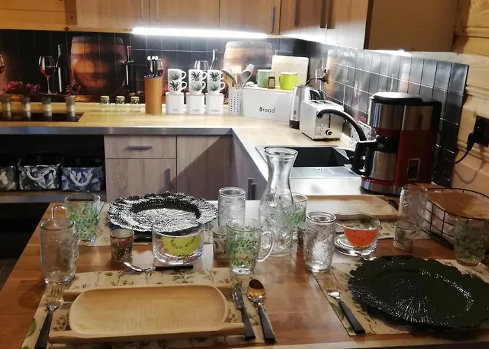 Dom wakacyjny Woodorf Drewnem Usłane - Z Bala Nad Rzeką Słupią Wśród Pól I Lasów Z Chatą Grillową, Ogniskiem I Placami Zabaw Dla Dzieci -royal Red House Z Jacuzzi I Ogrodzonym Extra Ogródkiem Dla Piesków, Royal House - Bez Jacuzzi Ustka