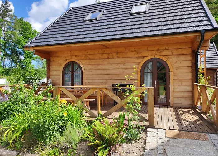Dom wakacyjny Woodorf Drewnem Usłane - Z Bala Nad Rzeką Słupią Wśród Pól I Lasów Z Chatą Grillową, Ogniskiem I Placami Zabaw Dla Dzieci -royal Red House Z Jacuzzi I Ogrodzonym Extra Ogródkiem Dla Piesków, Royal House - Bez Jacuzzi *