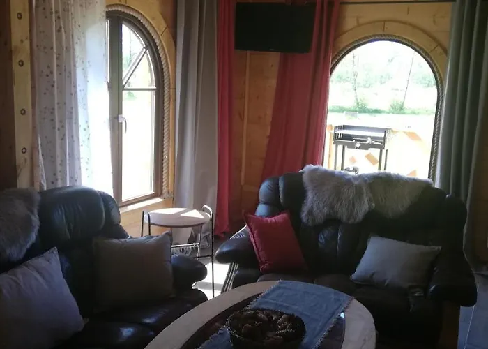 Woodorf Drewnem Usłane - Z Bala Nad Rzeką Słupią Wśród Pól I Lasów Z Chatą Grillową, Ogniskiem I Placami Zabaw Dla Dzieci -royal Red House Z Jacuzzi I Ogrodzonym Extra Ogródkiem Dla Piesków, Royal House - Bez Jacuzzi * Ustka