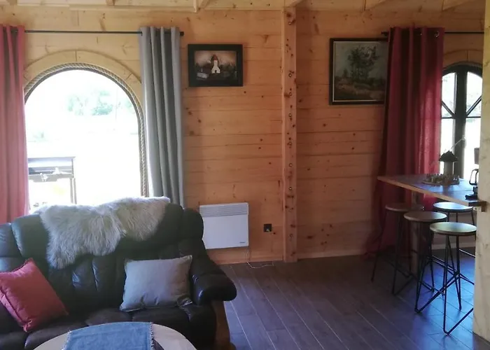 Dom wakacyjny Woodorf Drewnem Usłane - Z Bala Nad Rzeką Słupią Wśród Pól I Lasów Z Chatą Grillową, Ogniskiem I Placami Zabaw Dla Dzieci -royal Red House Z Jacuzzi I Ogrodzonym Extra Ogródkiem Dla Piesków, Royal House - Bez Jacuzzi Ustka