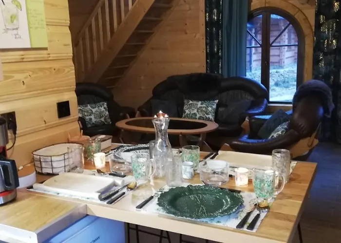 Dom wakacyjny Woodorf Drewnem Usłane - Z Bala Nad Rzeką Słupią Wśród Pól I Lasów Z Chatą Grillową, Ogniskiem I Placami Zabaw Dla Dzieci -royal Red House Z Jacuzzi I Ogrodzonym Extra Ogródkiem Dla Piesków, Royal House - Bez Jacuzzi Ustka