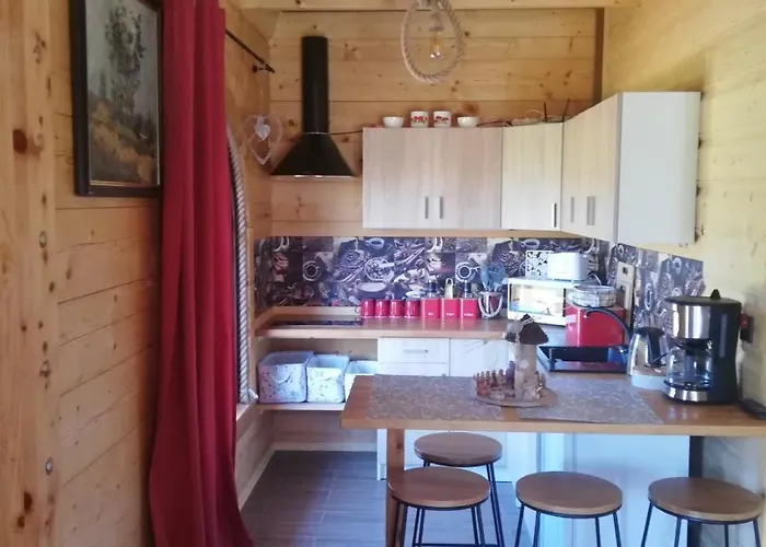 Dom wakacyjny Woodorf Drewnem Usłane - Z Bala Nad Rzeką Słupią Wśród Pól I Lasów Z Chatą Grillową, Ogniskiem I Placami Zabaw Dla Dzieci -royal Red House Z Jacuzzi I Ogrodzonym Extra Ogródkiem Dla Piesków, Royal House - Bez Jacuzzi *