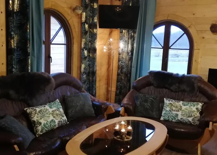 Dom wakacyjny Woodorf Drewnem Usłane - Z Bala Nad Rzeką Słupią Wśród Pól I Lasów Z Chatą Grillową, Ogniskiem I Placami Zabaw Dla Dzieci -royal Red House Z Jacuzzi I Ogrodzonym Extra Ogródkiem Dla Piesków, Royal House - Bez Jacuzzi