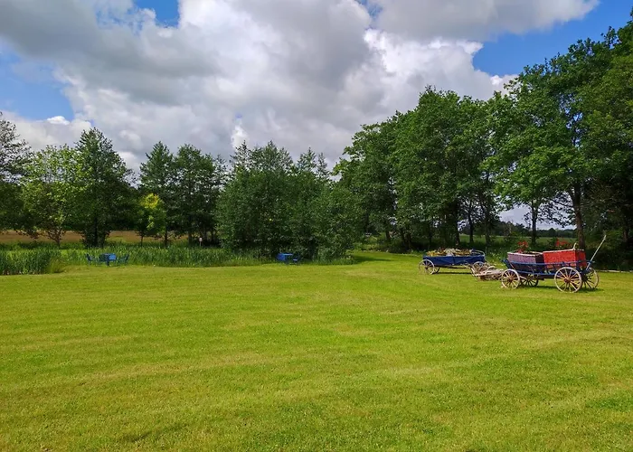Dom wakacyjny Woodorf Drewnem Usłane - Z Bala Nad Rzeką Słupią Wśród Pól I Lasów Z Chatą Grillową, Ogniskiem I Placami Zabaw Dla Dzieci -royal Red House Z Jacuzzi I Ogrodzonym Extra Ogródkiem Dla Piesków, Royal House - Bez Jacuzzi Ustka