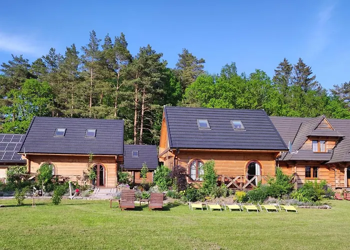 Dom wakacyjny Woodorf Drewnem Usłane - Z Bala Nad Rzeką Słupią Wśród Pól I Lasów Z Chatą Grillową, Ogniskiem I Placami Zabaw Dla Dzieci -royal Red House Z Jacuzzi I Ogrodzonym Extra Ogródkiem Dla Piesków, Royal House - Bez Jacuzzi