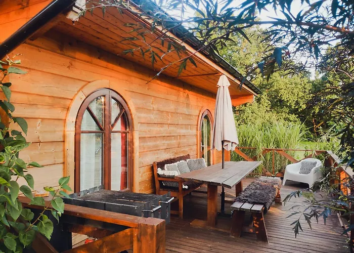 Dom wakacyjny Woodorf Drewnem Usłane - Z Bala Nad Rzeką Słupią Wśród Pól I Lasów Z Chatą Grillową, Ogniskiem I Placami Zabaw Dla Dzieci -royal Red House Z Jacuzzi I Ogrodzonym Extra Ogródkiem Dla Piesków, Royal House - Bez Jacuzzi