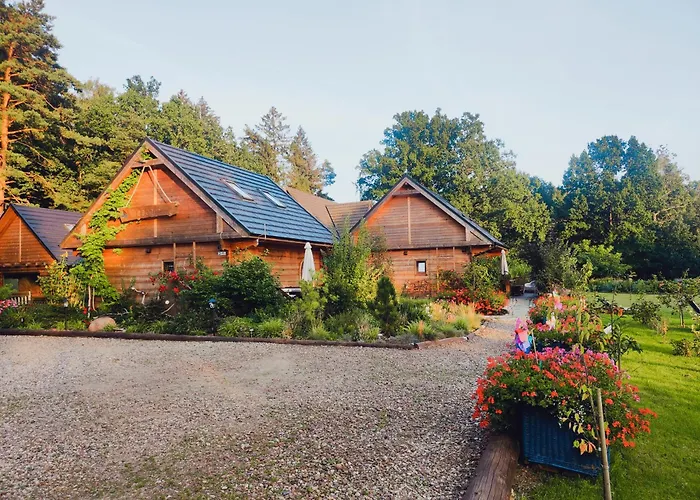 Dom wakacyjny Woodorf Drewnem Usłane - Z Bala Nad Rzeką Słupią Wśród Pól I Lasów Z Chatą Grillową, Ogniskiem I Placami Zabaw Dla Dzieci -royal Red House Z Jacuzzi I Ogrodzonym Extra Ogródkiem Dla Piesków, Royal House - Bez Jacuzzi