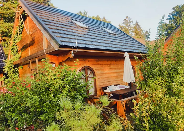 Dom wakacyjny Woodorf Drewnem Usłane - Z Bala Nad Rzeką Słupią Wśród Pól I Lasów Z Chatą Grillową, Ogniskiem I Placami Zabaw Dla Dzieci -royal Red House Z Jacuzzi I Ogrodzonym Extra Ogródkiem Dla Piesków, Royal House - Bez Jacuzzi Ustka
