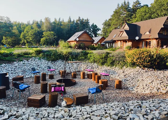 Dom wakacyjny Woodorf Drewnem Usłane - Z Bala Nad Rzeką Słupią Wśród Pól I Lasów Z Chatą Grillową, Ogniskiem I Placami Zabaw Dla Dzieci -royal Red House Z Jacuzzi I Ogrodzonym Extra Ogródkiem Dla Piesków, Royal House - Bez Jacuzzi