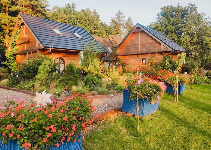 Dom wakacyjny Woodorf Drewnem Usłane - Z Bala Nad Rzeką Słupią Wśród Pól I Lasów Z Chatą Grillową, Ogniskiem I Placami Zabaw Dla Dzieci -royal Red House Z Jacuzzi I Ogrodzonym Extra Ogródkiem Dla Piesków, Royal House - Bez Jacuzzi