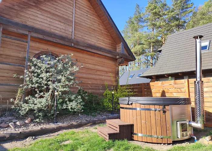 Dom wakacyjny Woodorf Drewnem Usłane - Z Bala Nad Rzeką Słupią Wśród Pól I Lasów Z Chatą Grillową, Ogniskiem I Placami Zabaw Dla Dzieci -royal Red House Z Jacuzzi I Ogrodzonym Extra Ogródkiem Dla Piesków, Royal House - Bez Jacuzzi Ustka